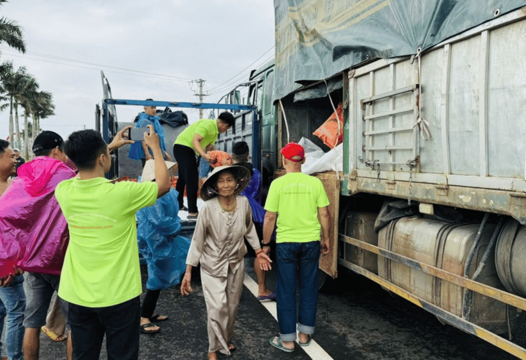 chung tay cùng đồng bào miền trung